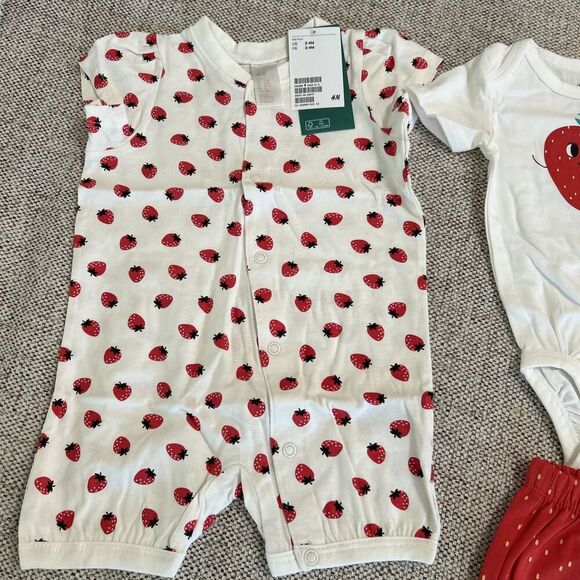 H&M Girl Infant Set Strawberries Size 2-4 Months  NEW - Picture 2 of 6